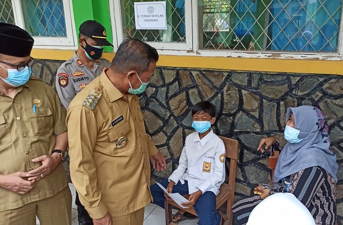 wali kota serang pantau vaksinasi covid 19 di sekolah