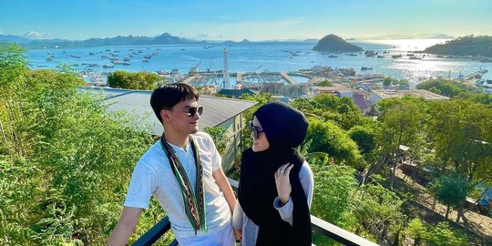 6 Potret Romantis Alvin Faiz dan Henny Rahman Liburan di Labuan Bajo