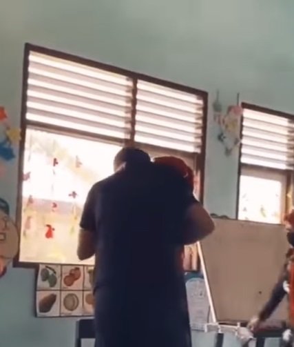 tangisan guru honorer di pelukan menteri nadiem sedih banget lihatnya