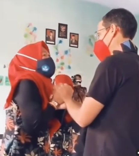 tangisan guru honorer di pelukan menteri nadiem sedih banget lihatnya
