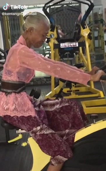 viral nenek berkebaya sedang gym aksi kuatnya seolah tanpa beban curi perhatian