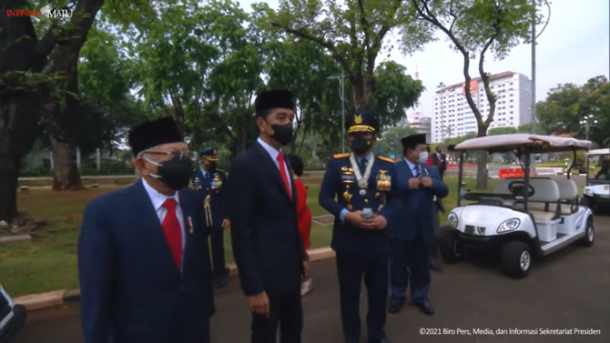 jokowi tawarkan ibu iriana naik kendaraan tni