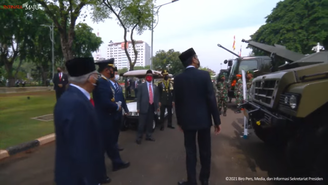 jokowi tawarkan ibu iriana naik kendaraan tni