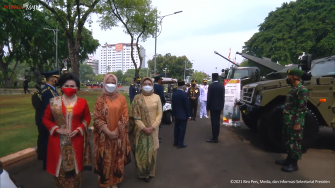 jokowi tawarkan ibu iriana naik kendaraan tni