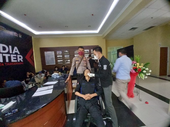 demonstran mahasiswa tangerang yang dibanting polisi dites swab