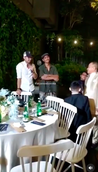 intip gaya arya saloka hadiri pernikahan sutradara ikatan cinta pakai sarung