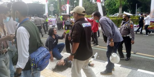 Periksa Polisi Viral Banting Pendemo, Propam Jemput Bola ke Polda Banten