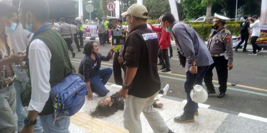 Polisi Banting Demonstran Mahasiswa hingga Kejang, Polda Banten Minta Maaf