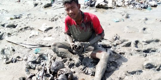 Abrasi Gerus Makam, Tengkorak Manusia Berserakan di Pantai Rokan Hilir