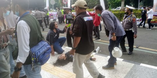 Jubir Presiden Soal Polisi Banting Pendemo: Kritik Adalah Hak Konstitusi WNI