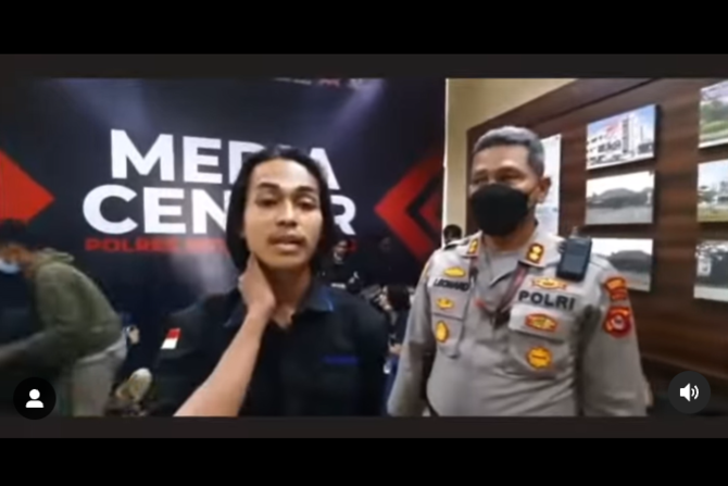 pendemo di smackdown polisi netizen curiga dalam tekanan