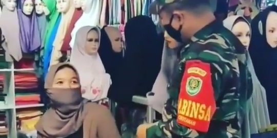 Gaya Kocak Babinsa TNI Bikin Wanita Penjaga Toko Pakaian Ngakak