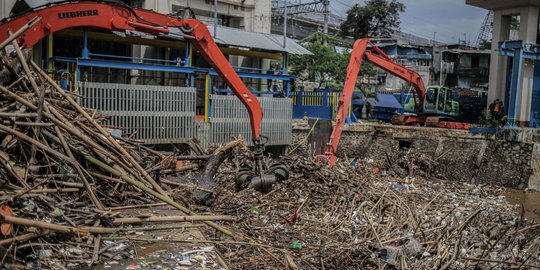 8.945 Petugas Dinas LH DKI Tangani Sampah Musim Hujan