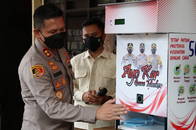 kapolresta malang kota menyediakan dispenser masker