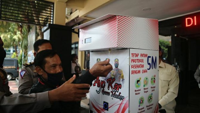 kapolresta malang kota menyediakan dispenser masker