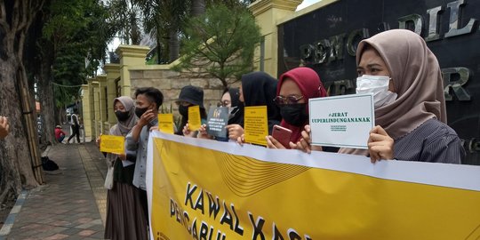 Sidang Kasus Dosen di Jember Cabuli Keponakan Diwarnai Demonstrasi Mahasiswa
