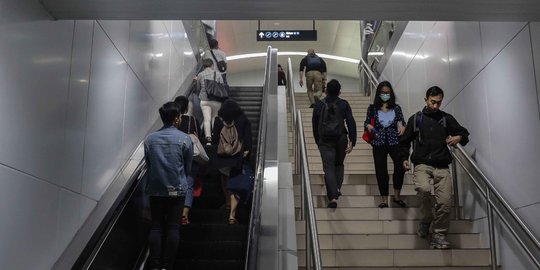 CEK FAKTA: MRT Jakarta Bantah Video Wanita Terpeleset Saat Menuruni Tangga Stasiun