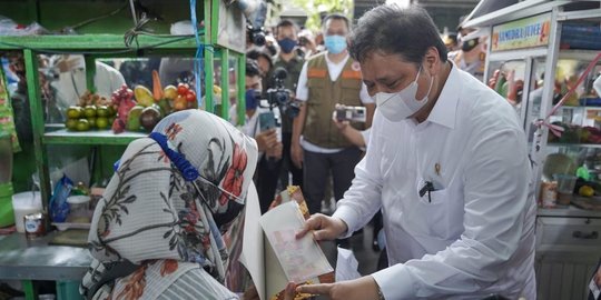 Cerita Haru dari PKL di Mataram, Pertama Kali Terima Bantuan Langsung dari Menteri