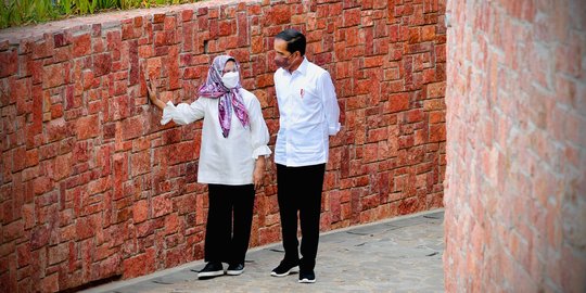 Kemesraan Jokowi dan Ibu Negara Iriana Jalan-Jalan di Labuan Bajo