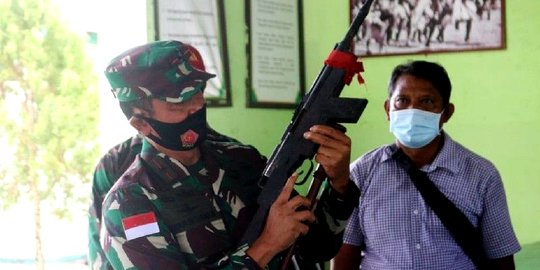 Simpatisan KST Papua di Kepulauan Yapen Serahkan 6 Pucuk Senpi Rakitan kepada TNI