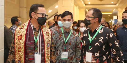 Tinjau Booth Makassar, Bima Arya & Gibran Sebut Luar Biasa Persembahan Sang Inovator