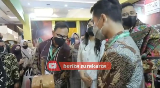 momen pertemuan kahiyang ayu dan gibran rakabuming di forum resmi