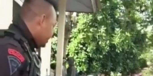 Aksi Brimob ke Bayi Ini Tak Terduga, Sampai jadi Perhatian Warga