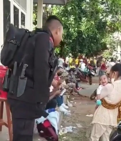 aksi brimob ke bayi ini tak terduga sampai jadi perhatian warga