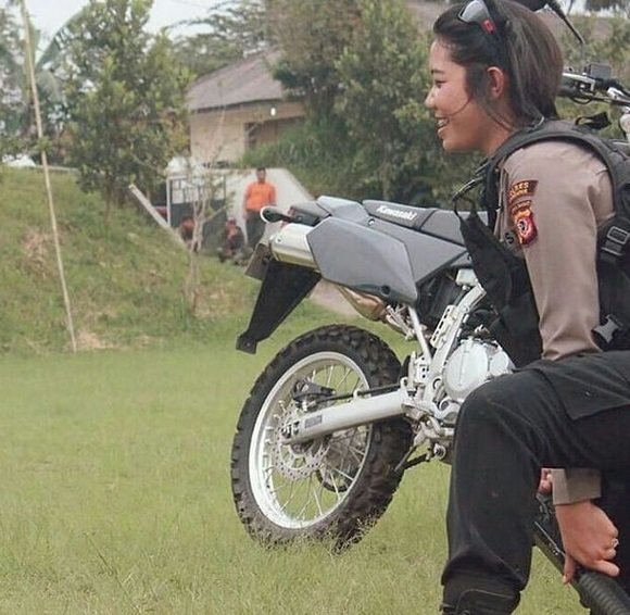 potret polwan cantik dapat medali emas minta bonus jodoh