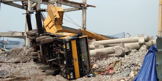 Alat Berat Proyek di Depok Jatuh Menimpa Rumah, Sejumlah Warga Jadi Korban