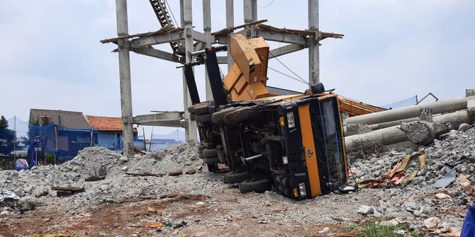 Crane Roboh Menimpa Rumah Warga Depok saat Bongkar Menara Air PDAM