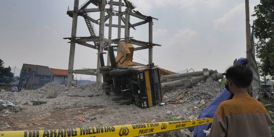 Truk Crane Timpa Rumah Warga di Depok, Tiga Orang Terluka