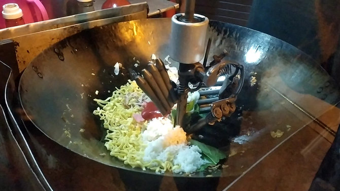 robot nasi goreng ciptaan dartadi dibuat dari barang rongsokan