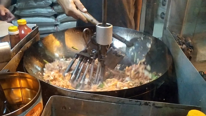 robot nasi goreng ciptaan dartadi dibuat dari barang rongsokan