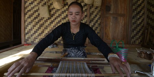 Melihat Pembuatan Kain Tenun Baduy