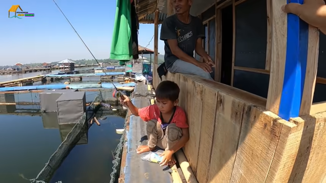 potret kampung di atas waduk cirata