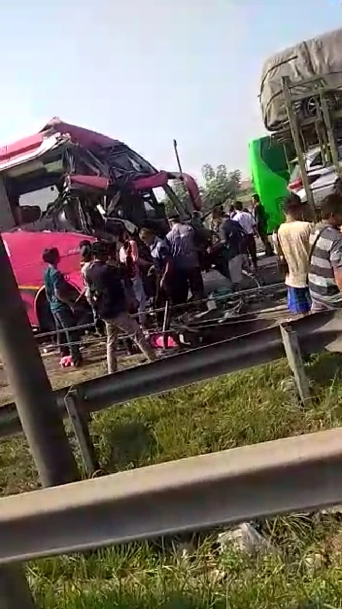 Bus Angkut Peziarah Kecelakaan Beruntun Di Tol Tangerang-Merak, Satu ...