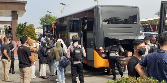 Polda Jabar Pulangkan Puluhan Karyawan Pinjol, 7 Masih Diperiksa dan 1 Tersangka