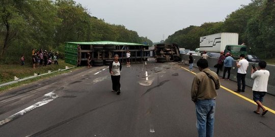 Kontainer Terguling, Tol Cipularang Arah Jakarta Macet Tak Bergerak Sudah 2 Jam