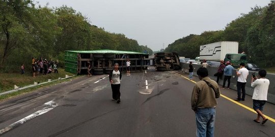 Kecelakaan Cipularang: Satu Meninggal Terjepit Kontainer, Lalin Kembali Normal