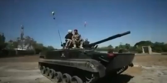 Cowoknya Ganteng Ceweknya Cantik, Begini Momen Prewed Perwira TNI AL Sampai Bawa Tank