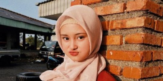 Tampil Berhijab, Ini 5 Potret Imut Liyan Zef Bintang Sinetron 'Dari Jendela SMP'
