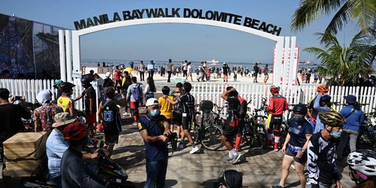 Pelonggaran Pembatasan, Ratusan Warga Manila Padati Pantai