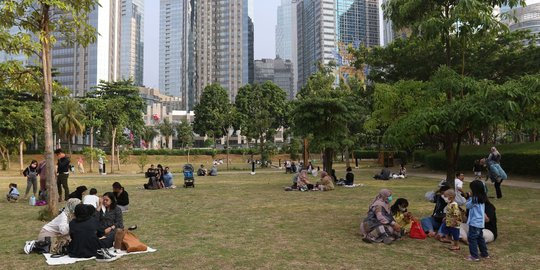 Bersantai Sore Hari di Hutan Kota GBK