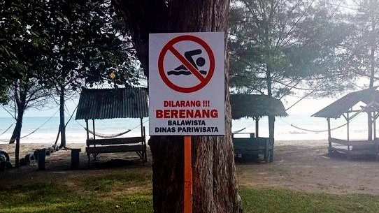 rawan tenggelam pengunjung dilarang berenang di 7 titik pantai padang