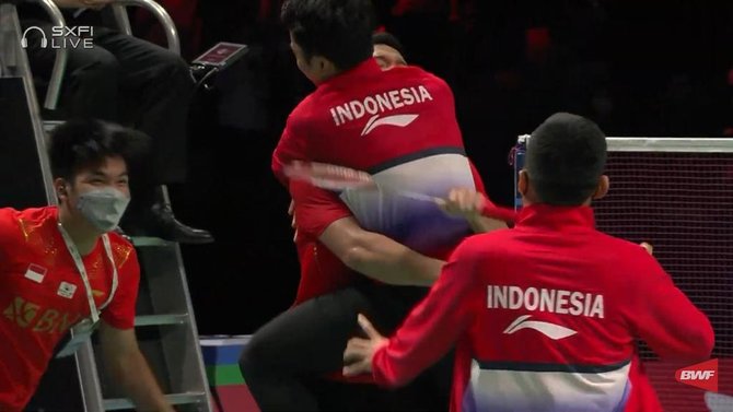 intip momen selebrasi tim thomas cup indonesia kevin sanjaya peluk jonathan christie