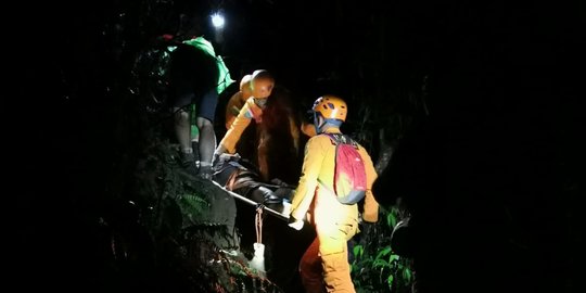 Cidera saat Turun Gunung Catur Pura Pucak Mangu, Seorang Pendaki Ditandu