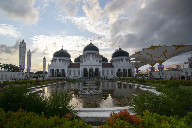 masjid baiturrahman aceh saksi tsunami hingga kemegahannya