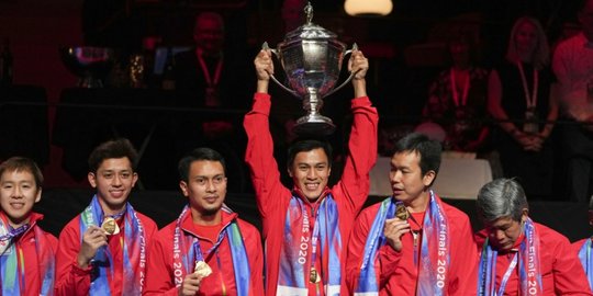 Tim Bulutangkis Indonesia Angkat Piala Thomas