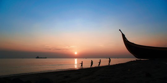 Indahnya Matahari Terbit di Pantai Ujong Blang Lhokseumawe